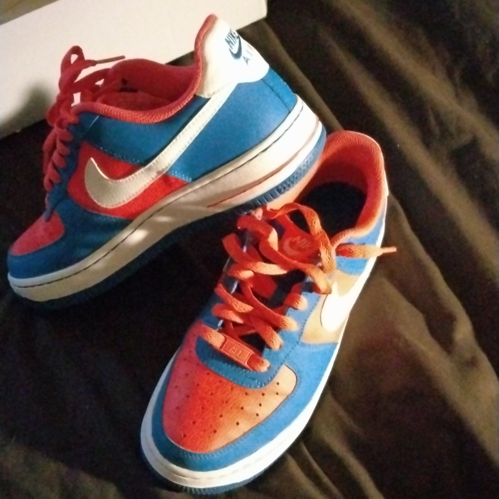 Tennis shoes